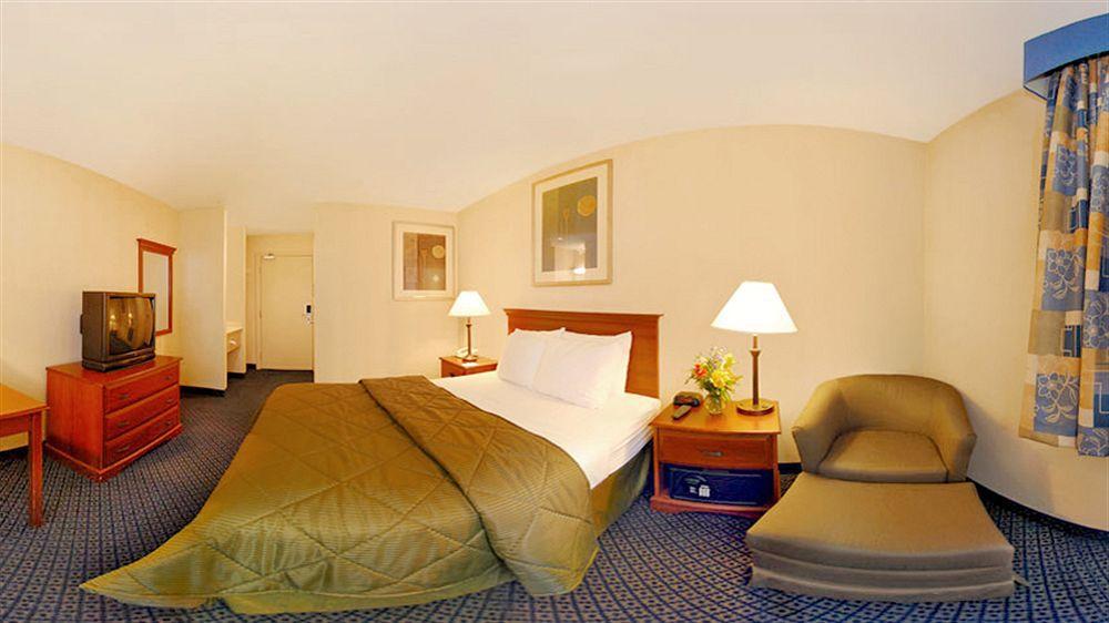 Towneplace Suites By Marriott Hadley Amherst Екстер'єр фото