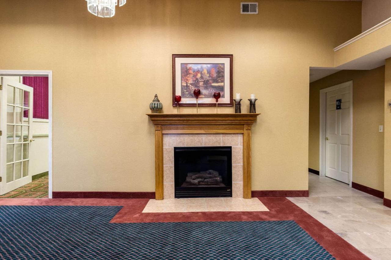 Towneplace Suites By Marriott Hadley Amherst Екстер'єр фото