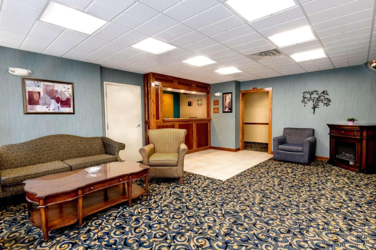 Towneplace Suites By Marriott Hadley Amherst Екстер'єр фото